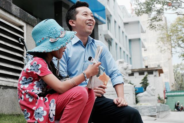 Anh nhân viên ngân hàng dành giờ nghỉ trưa mỗi ngày để dạy chữ cho cô bé vé số ngay trên vỉa hè Sài Gòn - 7 Anh nhân viên ngân hàng dành giờ nghỉ trưa mỗi ngày để dạy chữ cho cô bé vé số ngay trên vỉa hè Sài Gòn - 7
