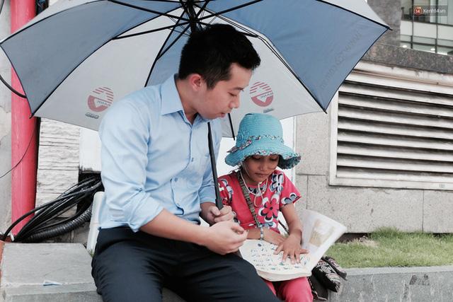 Anh nhân viên ngân hàng dành giờ nghỉ trưa mỗi ngày để dạy chữ cho cô bé vé số ngay trên vỉa hè Sài Gòn - 8 Anh nhân viên ngân hàng dành giờ nghỉ trưa mỗi ngày để dạy chữ cho cô bé vé số ngay trên vỉa hè Sài Gòn - 8