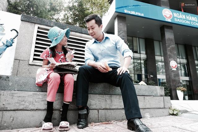 Anh nhân viên ngân hàng dành giờ nghỉ trưa mỗi ngày để dạy chữ cho cô bé vé số ngay trên vỉa hè Sài Gòn - 9 Anh nhân viên ngân hàng dành giờ nghỉ trưa mỗi ngày để dạy chữ cho cô bé vé số ngay trên vỉa hè Sài Gòn - 9