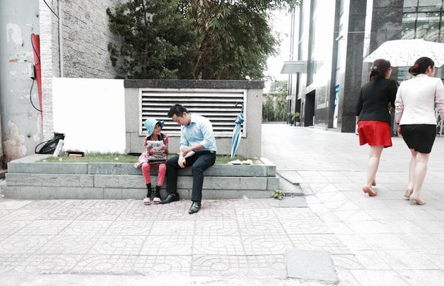 Anh nhân viên ngân hàng dành giờ nghỉ trưa mỗi ngày để dạy chữ cho cô bé vé số ngay trên vỉa hè Sài Gòn - 12 Anh nhân viên ngân hàng dành giờ nghỉ trưa mỗi ngày để dạy chữ cho cô bé vé số ngay trên vỉa hè Sài Gòn - 12