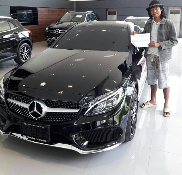 Đi d&eacute;p l&ecirc; v&agrave;o cửa h&agrave;ng mua xe Mercedes, người đ&agrave;n &ocirc;ng n&oacute;i 1 c&acirc;u khiến nh&acirc;n vi&ecirc;n phục vụ bất ngờ - 2