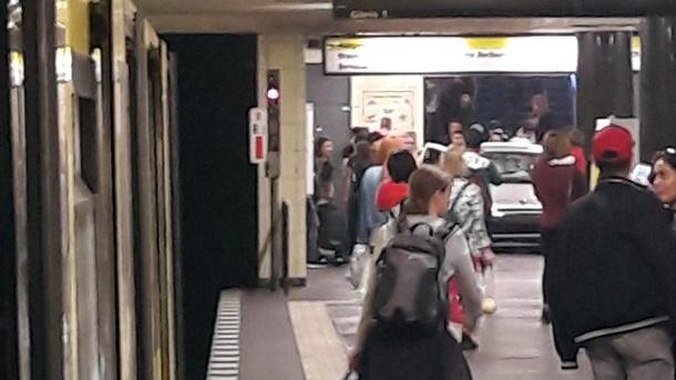 Berlin: &Ocirc;-t&ocirc; lao v&agrave;o lối đi xuống t&agrave;u điện ngầm, nhiều người bị thương - 0