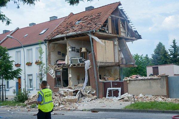 Sachsen-Anhalt: Nổ lớn sập cả nh&agrave; sau khi.... mở chai bia? - 0