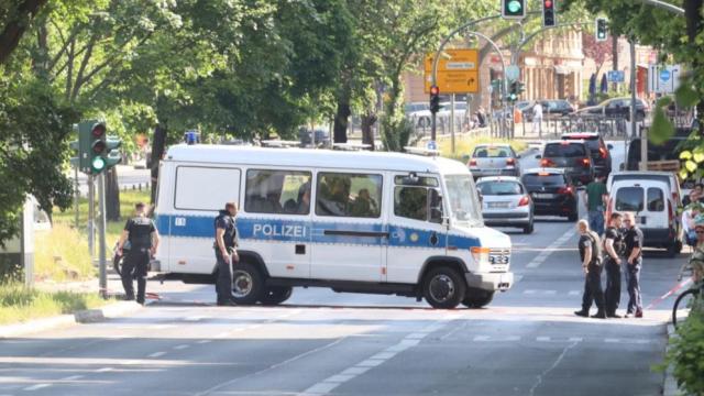 Berlin: &Ocirc;-t&ocirc; khả nghi đậu ngay gần nh&agrave; trẻ, cảnh s&aacute;t phong tỏa hiện trường v&agrave; sơ t&aacute;n d&acirc;n cư - 0
