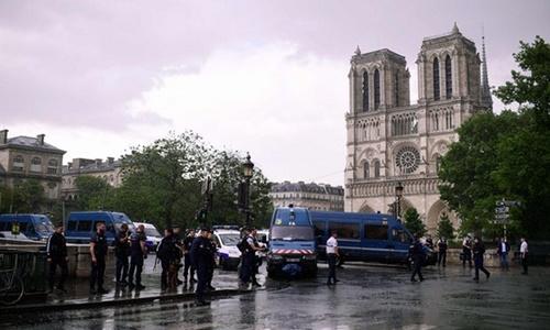 Cảnh sát Pháp bắn kẻ tấn công bên ngoài Nhà thờ Đức Bà Paris - 0 Cảnh sát Pháp bắn kẻ tấn công bên ngoài Nhà thờ Đức Bà Paris - 0