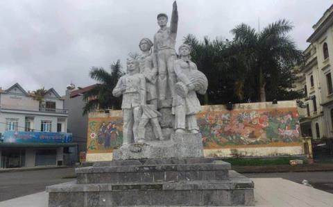 Chuyện lạ như thần thoại: Trẻ đu đổ tượng đài, đường lún vì mưa gió - 0 Chuyện lạ như thần thoại: Trẻ đu đổ tượng đài, đường lún vì mưa gió - 0