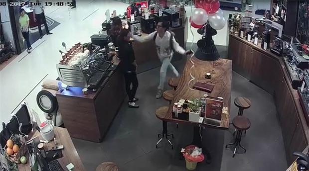 Chủ chuỗi tiệm trà - cafe nổi tiếng Sài Gòn tát nữ nhân viên bán hàng tại Trung tâm thương mại - 0 Chủ chuỗi tiệm trà - cafe nổi tiếng Sài Gòn tát nữ nhân viên bán hàng tại Trung tâm thương mại - 0