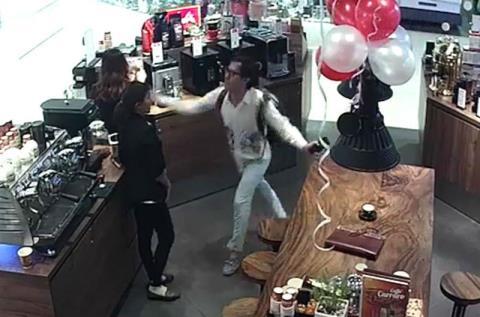 Bất ngờ lời người mang thai bị chủ chuỗi cà phê tát - 0 Bất ngờ lời người mang thai bị chủ chuỗi cà phê tát - 0