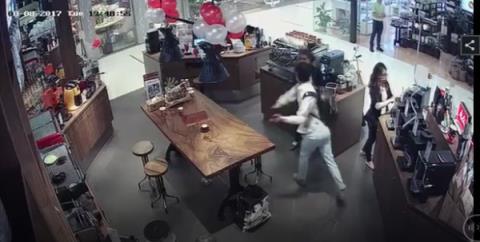 Tát phụ nữ mang thai, Khánh Casa gọi điện và xin lỗi trên Facebook, cử nhân viên đến gặp - 0 Tát phụ nữ mang thai, Khánh Casa gọi điện và xin lỗi trên Facebook, cử nhân viên đến gặp - 0