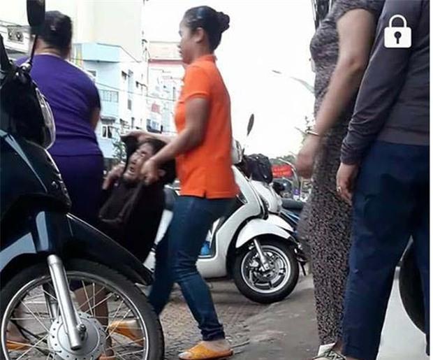 Phẫn nộ cụ bà bán rong bị nhân viên quán phở khiêng quẳng ra đường - 0 Phẫn nộ cụ bà bán rong bị nhân viên quán phở khiêng quẳng ra đường - 0