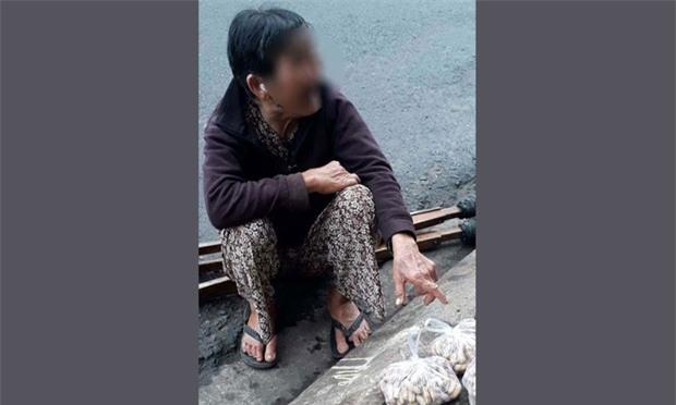 Phẫn nộ cụ bà bán rong bị nhân viên quán phở khiêng quẳng ra đường - 1 Phẫn nộ cụ bà bán rong bị nhân viên quán phở khiêng quẳng ra đường - 1