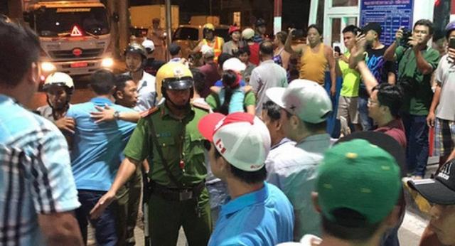 Vì sao CSGT Tiền Giang chỉ đứng nhìn trạm thu phí BOT Cai Lậy bị bao vây? - 0 Vì sao CSGT Tiền Giang chỉ đứng nhìn trạm thu phí BOT Cai Lậy bị bao vây? - 0