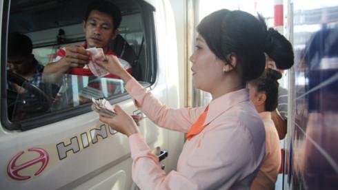 Vì sao CSGT Tiền Giang chỉ đứng nhìn trạm thu phí BOT Cai Lậy bị bao vây? - 1 Vì sao CSGT Tiền Giang chỉ đứng nhìn trạm thu phí BOT Cai Lậy bị bao vây? - 1