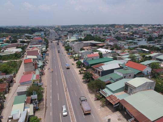 Tài xế đồng loạt dùng tiền lẻ, BOT Biên Hòa phải xả trạm - 2 Tài xế đồng loạt dùng tiền lẻ, BOT Biên Hòa phải xả trạm - 2