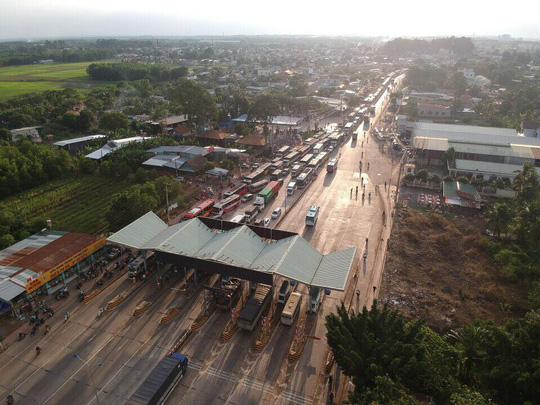 Tài xế đồng loạt dùng tiền lẻ, BOT Biên Hòa phải xả trạm - 3 Tài xế đồng loạt dùng tiền lẻ, BOT Biên Hòa phải xả trạm - 3