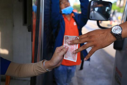 Tài xế đồng loạt dùng tiền lẻ, BOT Biên Hòa phải xả trạm - 7 Tài xế đồng loạt dùng tiền lẻ, BOT Biên Hòa phải xả trạm - 7