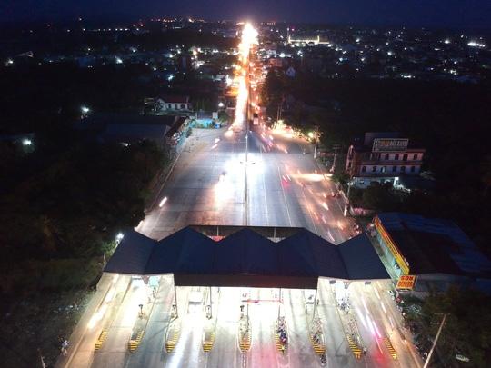 Tài xế đồng loạt dùng tiền lẻ, BOT Biên Hòa phải xả trạm - 9 Tài xế đồng loạt dùng tiền lẻ, BOT Biên Hòa phải xả trạm - 9
