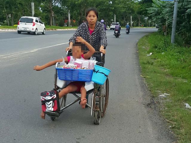 Sống bám trên trẻ khuyết tật: Ngồi không kiếm 5 - 7 triệu đồng/ngày - 0