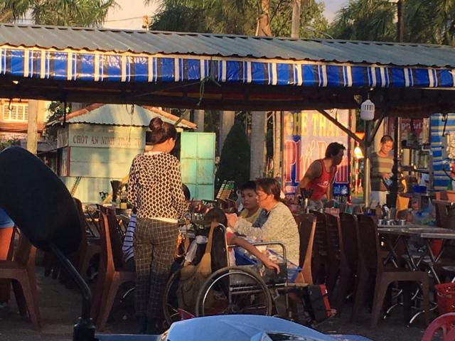 Sống bám trên trẻ khuyết tật: Ngồi không kiếm 5 - 7 triệu đồng/ngày - 1