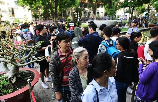 Người Việt mua áo made in Vietnam 300.000 chê đắt, đội nắng 15 tiếng mua áo H&M 700.000 vẫn khen rẻ? - 1 Người Việt mua áo made in Vietnam 300.000 chê đắt, đội nắng 15 tiếng mua áo H&M 700.000 vẫn khen rẻ? - 1