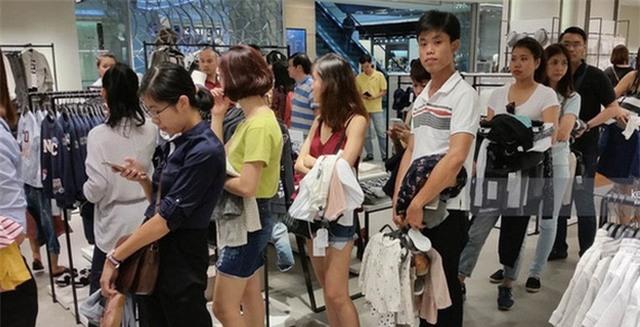 Người Việt mua áo made in Vietnam 300.000 chê đắt, đội nắng 15 tiếng mua áo H&M 700.000 vẫn khen rẻ? - 2 Người Việt mua áo made in Vietnam 300.000 chê đắt, đội nắng 15 tiếng mua áo H&M 700.000 vẫn khen rẻ? - 2