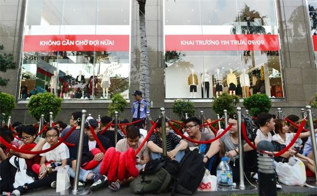 Người Việt mua áo made in Vietnam 300.000 chê đắt, đội nắng 15 tiếng mua áo H&M 700.000 vẫn khen rẻ? - 3 Người Việt mua áo made in Vietnam 300.000 chê đắt, đội nắng 15 tiếng mua áo H&M 700.000 vẫn khen rẻ? - 3