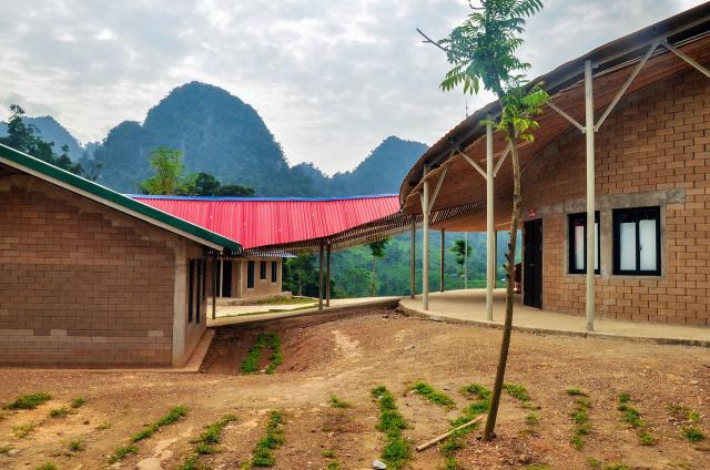 Không cần ngàn tỷ, GS Ngô Bảo Châu đã biến Ngôi trường ọp ẹp thành Bông hoa giữa núi rừng - 1 Không cần ngàn tỷ, GS Ngô Bảo Châu đã biến Ngôi trường ọp ẹp thành Bông hoa giữa núi rừng - 1