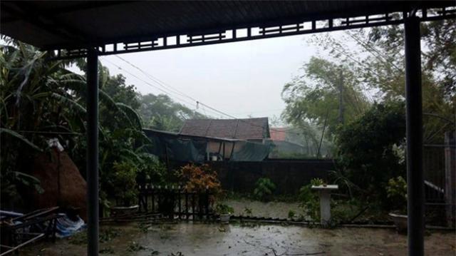Những hình ảnh kinh hoàng khi bão số 10 đổ bộ: Bão quần thảo dồn dập, tơi tả Hà Tĩnh - 5 Những hình ảnh kinh hoàng khi bão số 10 đổ bộ: Bão quần thảo dồn dập, tơi tả Hà Tĩnh - 5