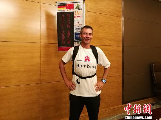 Người đàn ông Đức chạy bộ hơn 10 nghìn km thăm bố mẹ vợ - 0