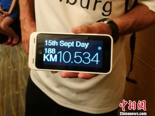 Người đàn ông Đức chạy bộ hơn 10 nghìn km thăm bố mẹ vợ - 2