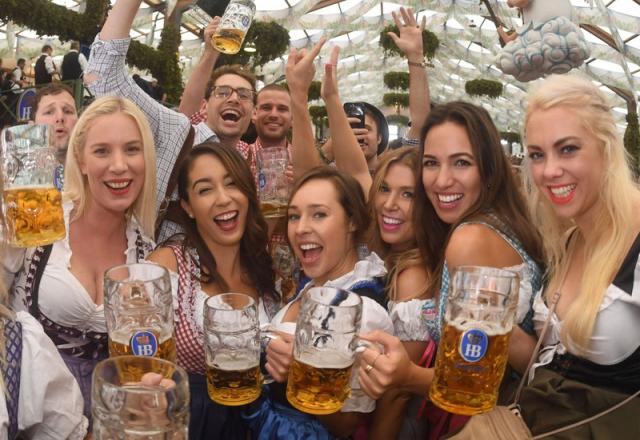 Sôi động lễ hội bia Oktoberfest vừa khai mạc tại Đức - 13