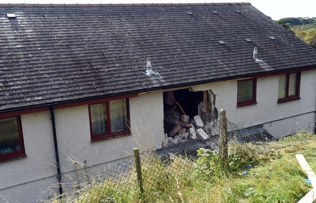 Vừa rời nhà tắm vì nghe thấy tiếng con khóc dữ dội, bà mẹ may mắn thoát chết trong tích tắc - 3 Vừa rời nhà tắm vì nghe thấy tiếng con khóc dữ dội, bà mẹ may mắn thoát chết trong tích tắc - 3