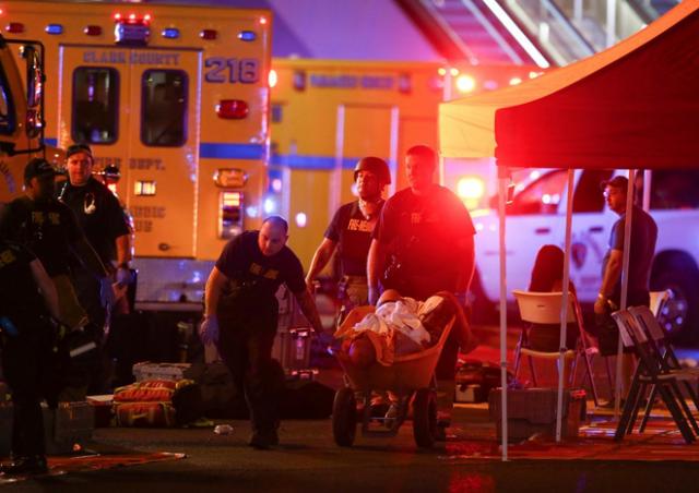 NÓNG: Hàng trăm phát súng xả vào đám đông ở Las Vegas, hơn 20 người thương vong, cảnh sát đã bắn hạ một hung thủ - 4