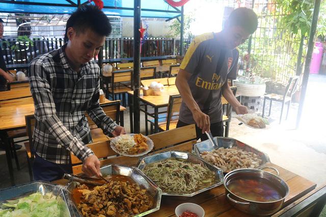 Cảm động suất cơm giá 1000 đồng dành cho người nghèo ở Hà Nội - 5