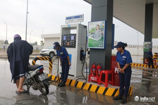 Hà Nội: Chủ cây xăng Nhật đội mưa nhiều giờ cúi gập người chào khách - 12