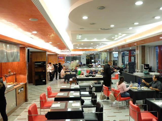 Overbook, hàng không nước ngoài đối xử thế nào với khách Việt? - 4 Overbook, hàng không nước ngoài đối xử thế nào với khách Việt? - 4