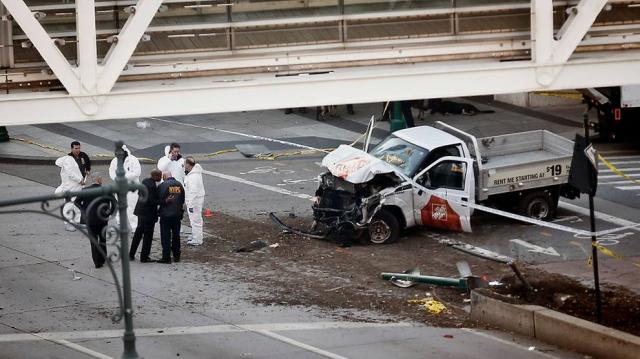 Halloween đẫm máu giữa New York: Xe điên khủng bố làm 8 người chết - 0 Halloween đẫm máu giữa New York: Xe điên khủng bố làm 8 người chết - 0