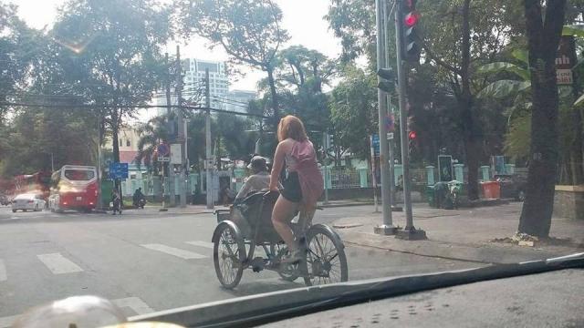 Thấy bác xích lô già yếu, cô tây xung phong chở bác đi dạo phố Sài Gòn luôn! - 0 Thấy bác xích lô già yếu, cô tây xung phong chở bác đi dạo phố Sài Gòn luôn! - 0