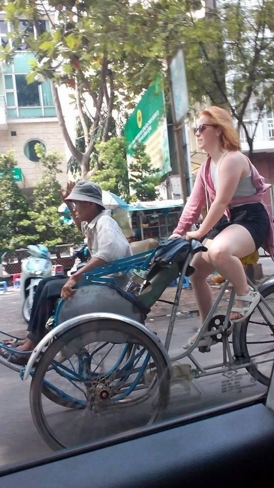 Thấy bác xích lô già yếu, cô tây xung phong chở bác đi dạo phố Sài Gòn luôn! - 1 Thấy bác xích lô già yếu, cô tây xung phong chở bác đi dạo phố Sài Gòn luôn! - 1