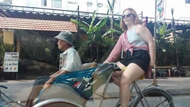 Thấy bác xích lô già yếu, cô tây xung phong chở bác đi dạo phố Sài Gòn luôn! - 2 Thấy bác xích lô già yếu, cô tây xung phong chở bác đi dạo phố Sài Gòn luôn! - 2