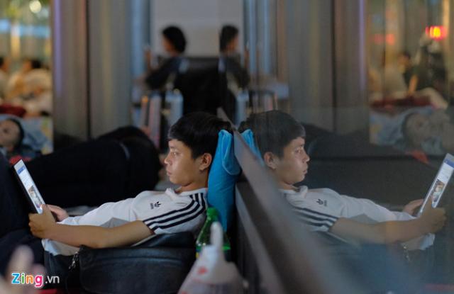 Apple Store bất lực giải tán đám đông người Việt chờ mua iPhone X - 1 Apple Store bất lực giải tán đám đông người Việt chờ mua iPhone X - 1