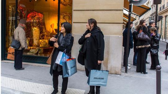 40 du khách Trung Quốc bị cướp xịt hơi cay tại Paris - 0 40 du khách Trung Quốc bị cướp xịt hơi cay tại Paris - 0