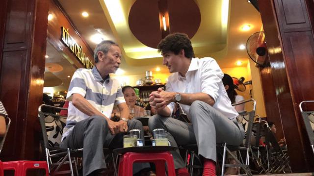 Thủ tướng Canada chạy bộ ở bờ kè Nhiêu Lộc, ngồi cà phê vỉa hè Sài Gòn - 0