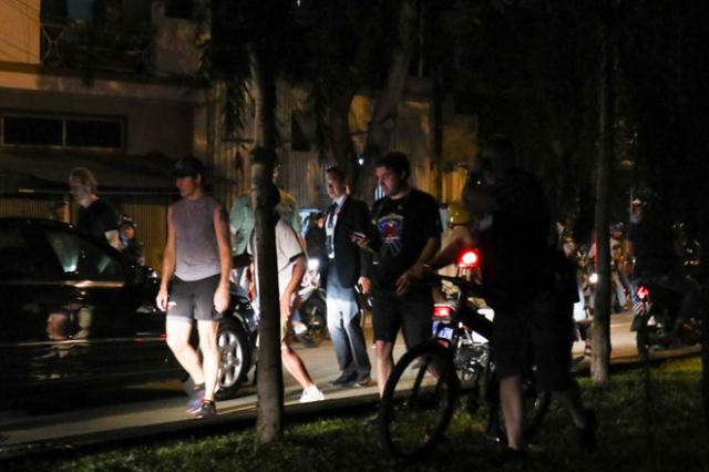 Thủ tướng Canada chạy bộ ở bờ kè Nhiêu Lộc, ngồi cà phê vỉa hè Sài Gòn - 2