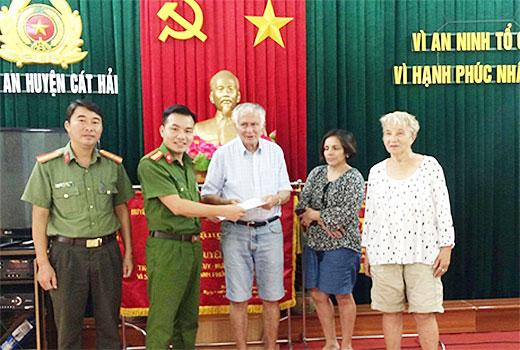 Ông lão U80 người Đức lạc trong rừng sâu được Công an Việt Nam cứu sống - 0 Ông lão U80 người Đức lạc trong rừng sâu được Công an Việt Nam cứu sống - 0