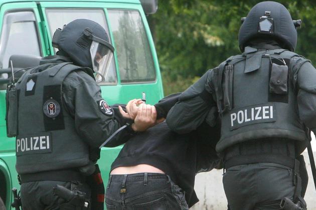 10 người Việt nhập cảnh trái phép từ Ba lan và Đức bị bắt giữ trên cao tốc A15 - 0 10 người Việt nhập cảnh trái phép từ Ba lan và Đức bị bắt giữ trên cao tốc A15 - 0