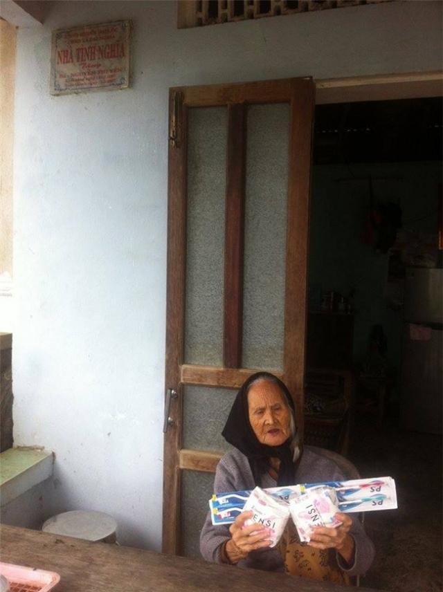 Cụ bà 107 tuổi nhận “quà cứu trợ lũ lụt” là… 2 gói băng vệ sinh gây xôn xao: Chính quyền địa phương nói gì?! - 0 Cụ bà 107 tuổi nhận “quà cứu trợ lũ lụt” là… 2 gói băng vệ sinh gây xôn xao: Chính quyền địa phương nói gì?! - 0