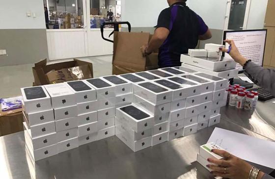 Nữ cán bộ Hải quan sân bay Tân Sơn Nhất câu kết, để lọt lô hàng lậu 9 tỷ đồng - 0 Nữ cán bộ Hải quan sân bay Tân Sơn Nhất câu kết, để lọt lô hàng lậu 9 tỷ đồng - 0