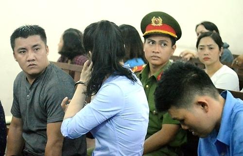 Nữ cán bộ Hải quan sân bay Tân Sơn Nhất câu kết, để lọt lô hàng lậu 9 tỷ đồng - 1 Nữ cán bộ Hải quan sân bay Tân Sơn Nhất câu kết, để lọt lô hàng lậu 9 tỷ đồng - 1