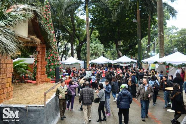 Người Hà Nội háo hức tới hội chợ Giáng sinh Đức lần đầu tiên ở Việt Nam - 0 Người Hà Nội háo hức tới hội chợ Giáng sinh Đức lần đầu tiên ở Việt Nam - 0